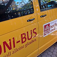 Mit dem Boni-Bus zum Gottesdienst