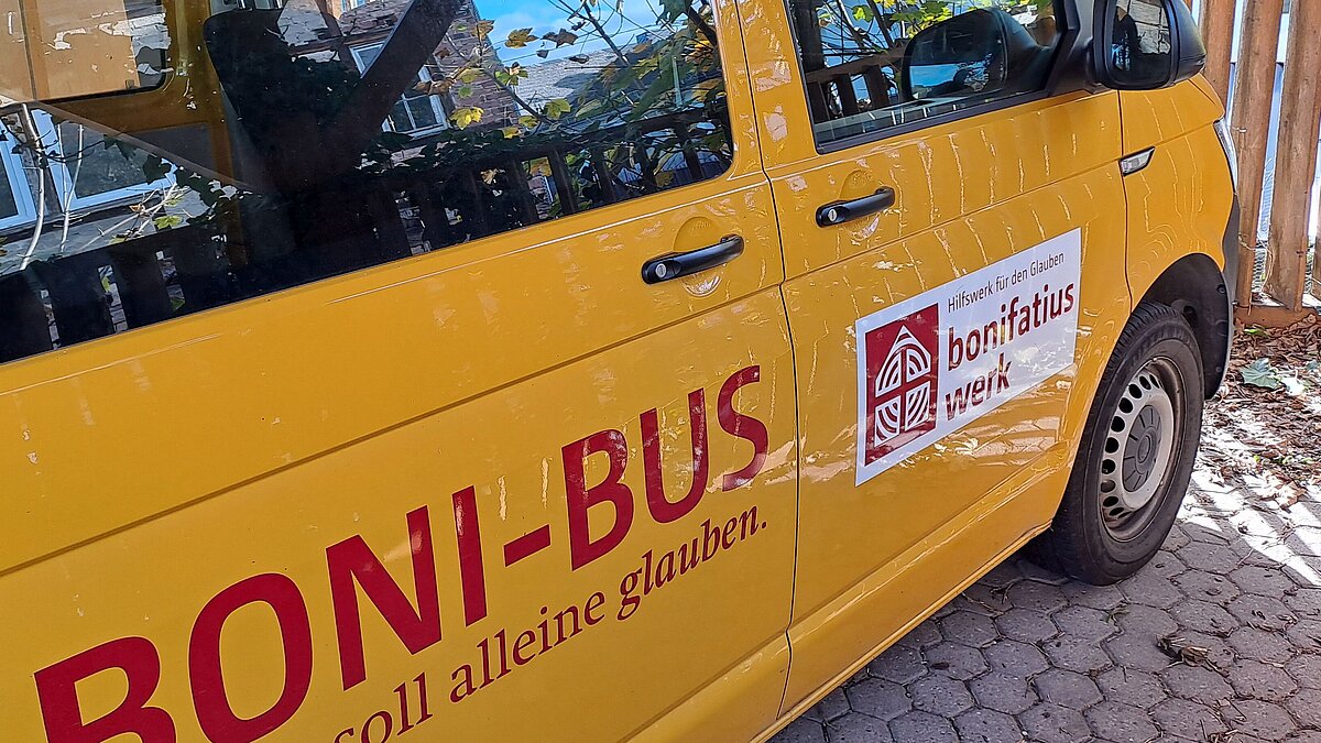 Mit dem Boni-Bus zum Gottesdienst